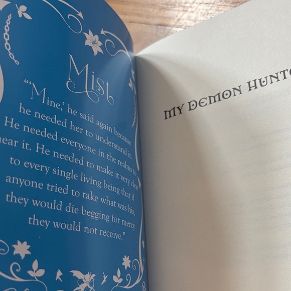 'My Demon Hunter' deluxe limited edition with sprayed edges - Picture 8 of 9